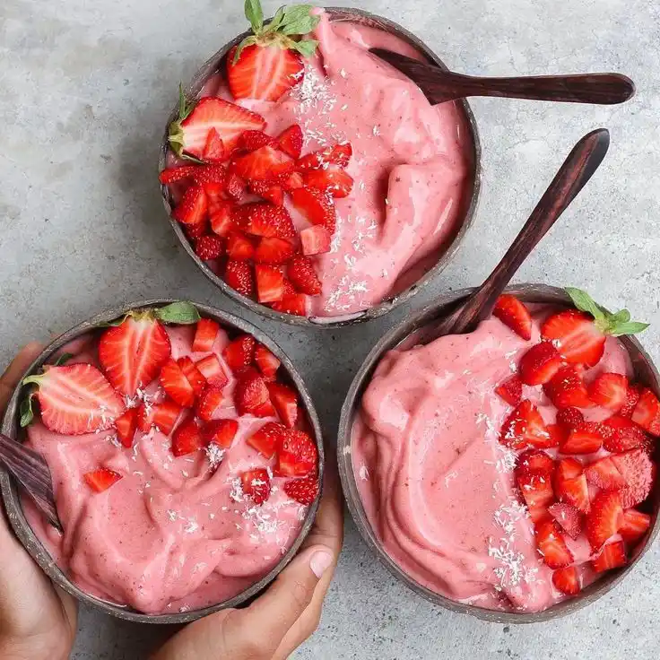 Smoothie bowl cu ягode